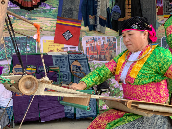 Ảnh 4. Công đoạn dệt vải lanh truyền thống của dân tộc Mông.JPG