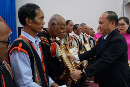 Tôn vinh người có uy tín, củng cố “thế trận lòng dân”