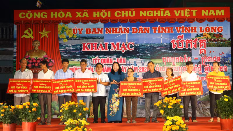 Rộn ràng đêm hội 'Tết quân - dân' và Tết cổ truyền Chôl Chnăm Thmây