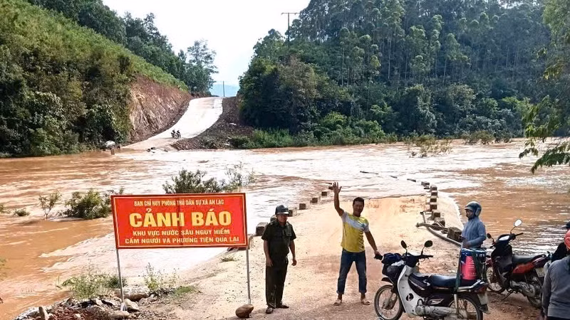 Bắc Ninh: Lũ thượng nguồn dâng cao đột ngột gây ngập các ngầm tràn, chia cắt giao thông