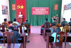 Bộ đội Biên phòng dạy tiếng Khmer cho học sinh biên giới biển
