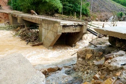 Lũ gây sập cầu cô lập gần 300 hộ dân ở Quảng Ngãi
