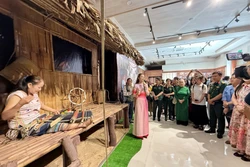 Tôn vinh nghề dệt thổ cẩm của phụ nữ Mạ trong đời sống hiện đại