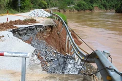 Khẩn cấp hỗ trợ khắc phục tuyến đường tràn Mơ Năng 2 bị hư hỏng nặng sau mưa lũ