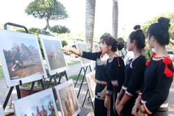 Triển lãm ảnh nghệ thuật 'Sắc màu các dân tộc Việt Nam'
