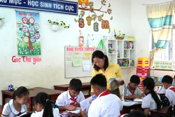 Vượt biển ra đảo gắn bó với sự nghiệp 'trồng người'