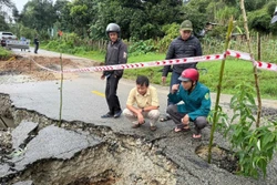 Mưa kéo dài gây sạt lở nhiều tuyến quốc lộ, tỉnh lộ phía Tây Quảng Ngãi