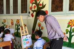 Gieo mầm ý thức công dân cho học sinh Xơ Đăng qua nét cổ động về bầu cử