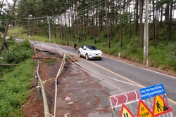 Khẩn trương khắc phục sạt lở để thông tuyến trên đèo D’ran