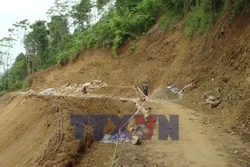 Giao thông xuống cấp gây khó cho người dân Phú Linh