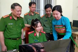'Đi từng ngõ, gõ từng nhà' cấp đổi thẻ đảng ở vùng khó khăn