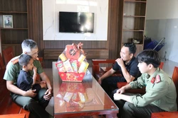 Tết hạnh phúc của 'con nuôi Công an xã'
