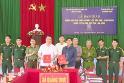 Cử tri xã Xuân Hưng tìm hiểu danh sách thông tin người ứng cử Đại biểu Quốc hội và HDND các cấp tại Khu vực bỏ phiếu số 12.