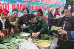 Mang Tết sớm đến vùng biên Lào Cai