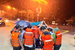 Trắng đêm cùng người dân vùng lũ