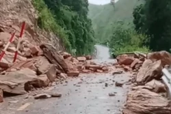 Nghệ An: Sạt lở núi nghiêm trọng, giao thông ở nhiều xã miền núi gặp khó khăn