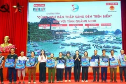 Cùng ngư dân thắp sáng đèn trên biển tại Quảng Ninh