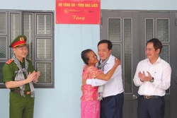 Những ngôi nhà nặng nghĩa đồng bào