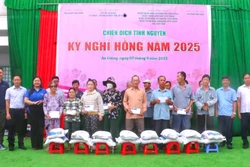 Chiến dịch tình nguyện 'Kỳ nghỉ hồng' tại vùng biên giới Tây Nam