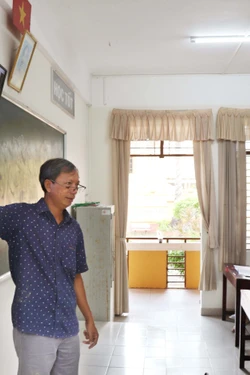 Thầy Danh Mến, giáo viên Trường Bổ túc Văn hóa Pali Trung cấp Nam Bộ, đứng lớp bồi dưỡng tiếng Khmer cho cán bộ, chiến sĩ Bộ đội Biên phòng TP. Cần Thơ, với sự hỗ trợ của màn hình LED hiện đại
