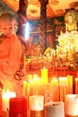 Các vị sư luân phiên canh giữ ngọn đèn cầy luôn sáng lung linh trong suốt 3 tháng nhập hạ.