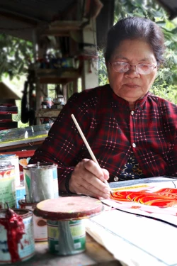 Người phụ nữ Khmer giữ nét vẽ tranh trên kiếng ở xã Thuận Hòa