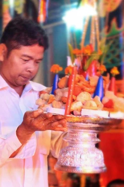 Tín ngưỡng nghi thức đặt cơm vắt của đồng bào Khmer Nam Bộ