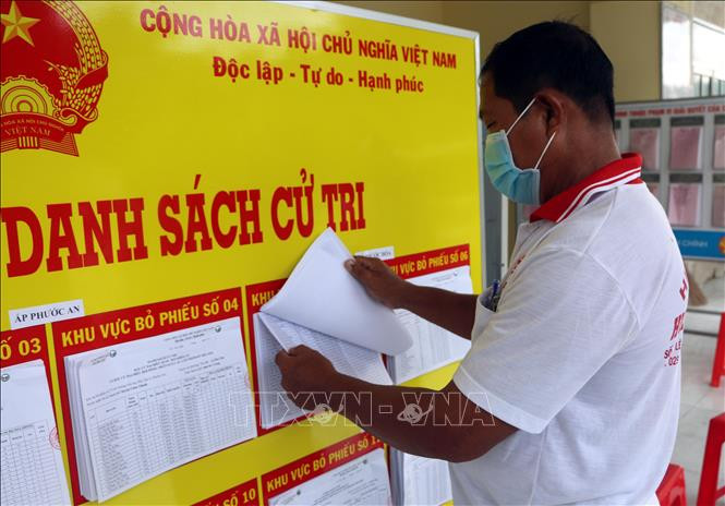 Việc niêm yết danh sách ứng cử viên, và cử tri nhiều địa bàn vùng đồng bào dân tộc ở Sóc Trăng đã hoàn tất. Ảnh: Trung Hiếu-TTXVN Sóc Trăng đẩy mạnh tuyên truyền về bầu cử ở vùng đồng bào dân tộc thiểu số ảnh 1