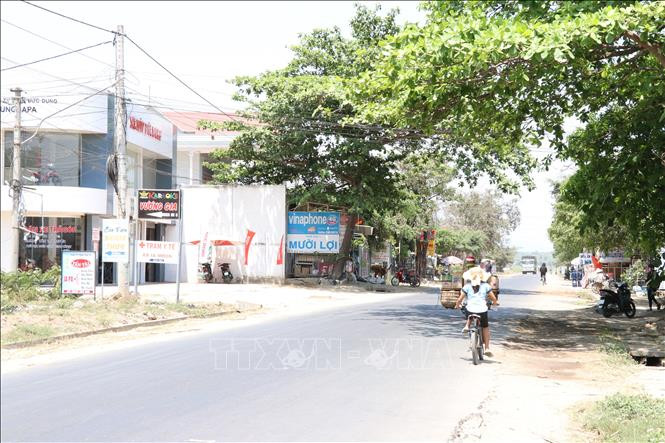 Đường nông thôn tại xã Ia Mrơn, huyện Ia Pa (Gia Lai) đã được nhựa hóa. Ảnh: Hồng Điệp - TTXVN Gia Lai hoàn thành tiêu chí nông thôn mới nhờ phương châm "Nhà nước và nhân dân cùng làm" ảnh 2
