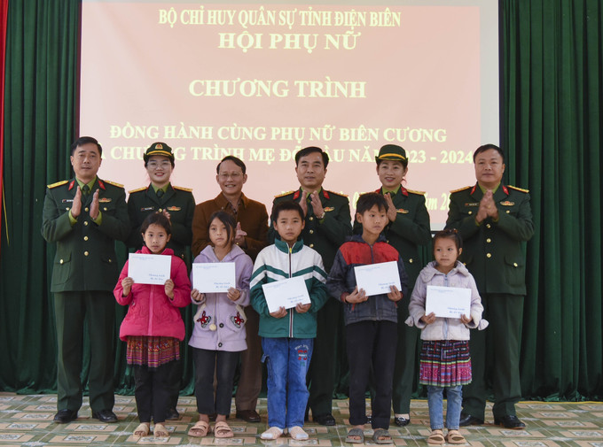 Trao quà của Hội Phụ nữ Bộ Chỉ huy Quân sự tỉnh Điện Biên cho các học sinh nghèo vượt khó xã Nậm Vì. Ảnh: Xuân Tư – TTXVN Trao quà của Hội Phụ nữ Bộ Chỉ huy Quân sự tỉnh Điện Biên cho các học sinh nghèo vượt khó xã Nậm Vì. Ảnh: Xuân Tư – TTXVN