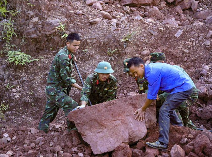 Chiến sĩ Trung đoàn 741, Bộ Chỉ huy Quân sự tỉnh Điện Biên cùng Đoàn Thanh niên xã Nậm Vì làm lại cầu dân sinh cho người dân bản. Ảnh: Xuân Tư – TTXVN Chiến sĩ Trung đoàn 741, Bộ Chỉ huy Quân sự tỉnh Điện Biên cùng Đoàn Thanh niên xã Nậm Vì làm lại cầu dân sinh cho người dân bản. Ảnh: Xuân Tư – TTXVN