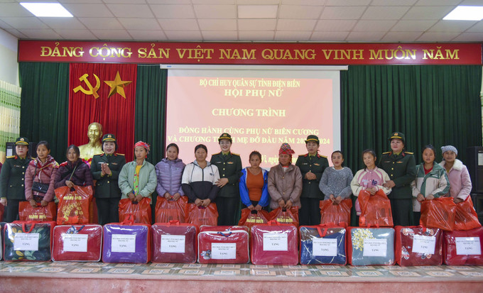 Trao quà của Hội Phụ nữ Bộ Chỉ huy Quân sự tỉnh Điện Biên cho các hộ nghèo xã Nậm Vì. Ảnh: Xuân Tư – TTXVN Trao quà của Hội Phụ nữ Bộ Chỉ huy Quân sự tỉnh Điện Biên cho các hộ nghèo xã Nậm Vì. Ảnh: Xuân Tư – TTXVN