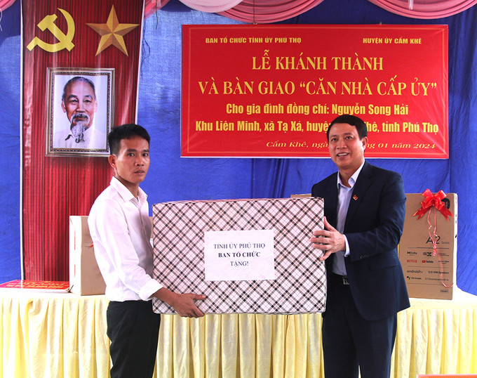 Trưởng Ban Tổ chức Tỉnh ủy Phú Thọ Bùi Đình Thi trao kinh phí hỗ trợ xây dựng “Căn nhà cấp ủy” cho đảng viên Nguyễn Song Hải, chi bộ Liên Minh, xã Tạ Xá, huyện Cẩm Khê. Ảnh: baophutho.vn Những “căn nhà cấp ủy” ấm tình đồng chí ở Phú Thọ ảnh 1
