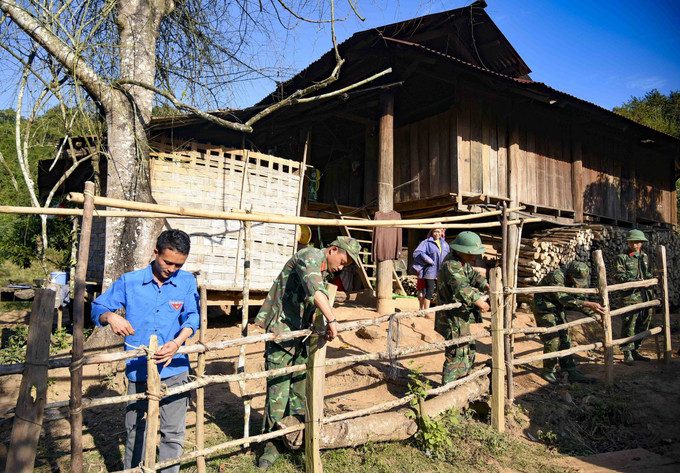 Chiến sĩ Trung đoàn 741, Bộ Chỉ huy Quân sự tỉnh Điện Biên cùng Đoàn Thanh niên xã Nậm Vì làm lại hàng rào cho người dân bản Nậm Vì. Ảnh: Xuân Tư - TTXVN Chiến sĩ Trung đoàn 741, Bộ Chỉ huy Quân sự tỉnh Điện Biên cùng Đoàn Thanh niên xã Nậm Vì làm lại hàng rào cho người dân bản Nậm Vì. Ảnh: Xuân Tư - TTXVN