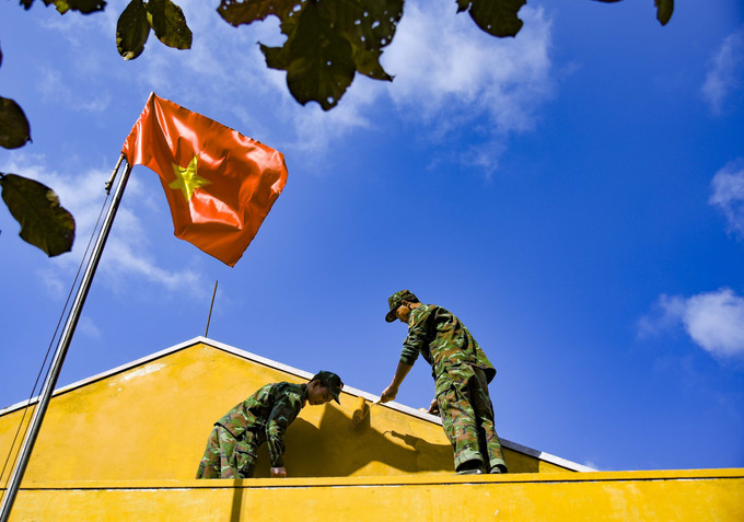 Chiến sĩ Trung đoàn 741, Bộ Chỉ huy Quân sự tỉnh Điện Biên sơn lại Trường Tiểu học xã Nậm Vì. Ảnh: Xuân Tư – TTXVN Chiến sĩ Trung đoàn 741, Bộ Chỉ huy Quân sự tỉnh Điện Biên sơn lại Trường Tiểu học xã Nậm Vì. Ảnh: Xuân Tư – TTXVN