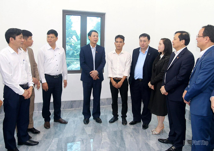 Trưởng Ban Tổ chức Tỉnh ủy Phú Thọ Bùi Đình Thi cùng lãnh đạo huyện, nhà tài trợ thăm quan “Căn nhà cấp ủy” mới xây của đảng viên Nguyễn Song Hải. Ảnh: baophutho.vn Những “căn nhà cấp ủy” ấm tình đồng chí ở Phú Thọ ảnh 2