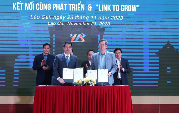 Ký kết biên bản ghi nhớ giữa Hiệp hội Doanh nghiệp tỉnh Lào Cai với Hiệp hội Doanh nghiệp nhỏ và vừa Thành phố Hà Nội. Ảnh: Quốc Khánh - TTXVN Hà Nội kết nối các tỉnh Tây Bắc cùng phát triển ảnh 1