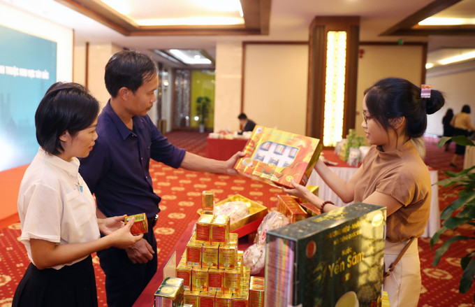 Đại biểu tham quan các gian hàng được giới thiệu tại hội nghị. Ảnh: Quốc Khánh – TTXVN Hà Nội kết nối các tỉnh Tây Bắc cùng phát triển ảnh 2