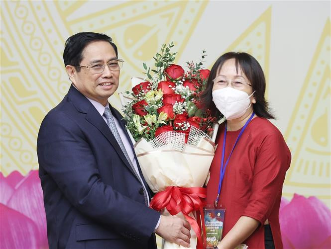 Thủ tướng Phạm Minh Chính tặng hoa cho đại diện nhà giáo, cán bộ quản lý giáo dục tiêu biểu. Ảnh: Dương Giang - TTXVN Thủ tướng Phạm Minh Chính: Các nhà giáo đang thực hiện sứ mệnh rất vẻ vang và đáng tự hào ảnh 5