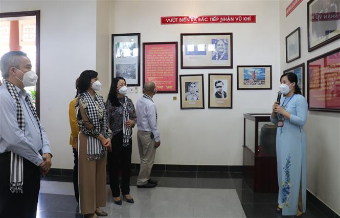 Khảo sát điểm du lịch Khu lưu niệm Nữ tướng Nguyễn Thị Định trước khi mở cửa đón khách trở lại. Ảnh: Huỳnh Phúc Hậu - TTXVN Du lịch xứ Dừa Bến Tre sẵn sàng phục hồi sau thời gian "ngủ đông" ảnh 3