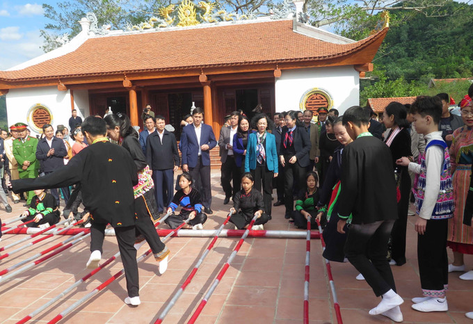 Các đại biểu chung vui với nhân dân tại Ngày hội Đại đoàn kết toàn dân tộc của xóm Mỏ Gà, xã Phú Thượng, huyện Võ Nhai, tỉnh Thái Nguyên. Ảnh: Quân Trang-TTXVN Thường trực Ban Bí thư Trương Thị Mai dự Ngày hội Đại đoàn kết toàn dân tộc tại tỉnh Thái Nguyên ảnh 2