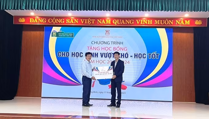 Trao học bổng cho học sinh vượt khó - học tốt của tỉnh Quảng Bình ảnh 1