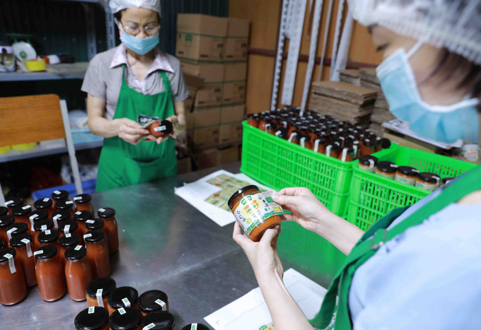Sản phẩm tương ớt của Công ty Spico ở phường Hàm Rồng, thành phố Thanh Hoá được sản xuất theo phương thức truyền thống, là sản phẩm đạt chất lượng OCOP 3 sao đợt 1 năm 2022. Ảnh: Vũ Sinh - TTXVN Phát triển sản phẩm OCOP, khơi dậy tiềm năng, lợi thế khu vực nông thôn ảnh 1