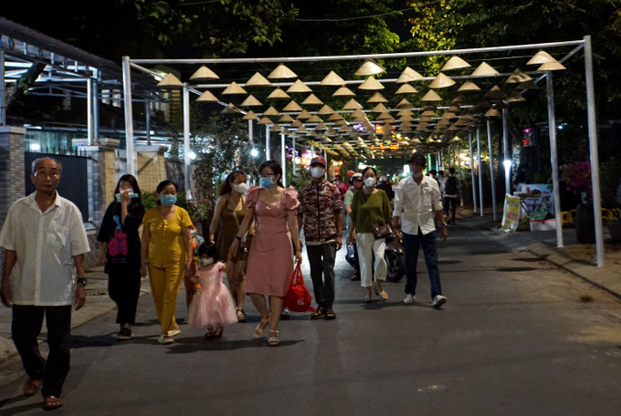 Đêm khai mạc lễ hội “Tam Kỳ - mùa Hoa sưa” 2023 thu hút hàng ngàn người dân tỉnh Quảng Nam đổ về vui chơi. Ảnh: Trịnh Bang Nhiệm - TTXVN Khai mạc lễ hội “Tam Kỳ - mùa Hoa sưa” năm 2023 ảnh 1