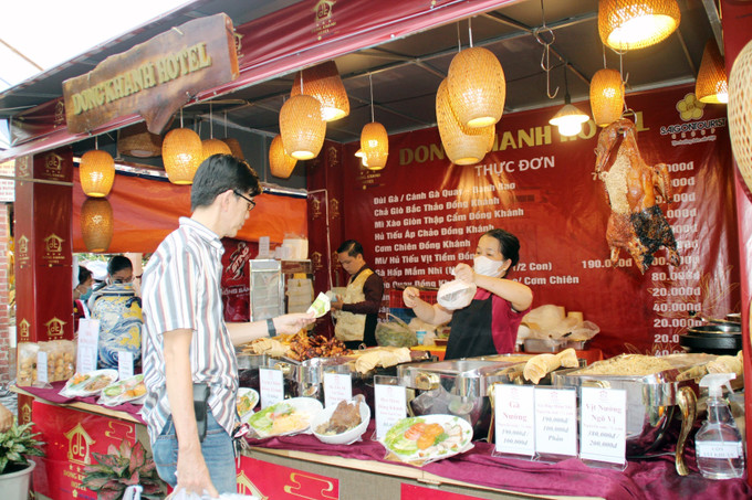 Người dân và du khách hưởng ứng tham gia Lễ hội văn hóa ẩm thực, món ngon Saigontourist Group 2023. Ảnh: Mỹ Phương - TTXVN. Lễ hội Văn hóa ẩm thực, món ngon Saigontourist Group 2023: Quy tụ hơn 350 món ăn vùng, miền ảnh 1