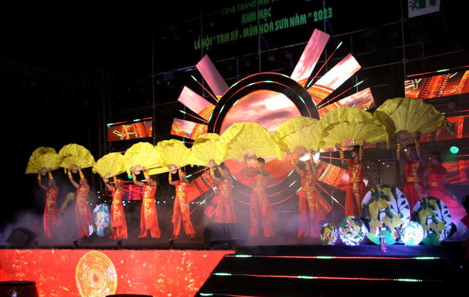 Một tiết mục văn nghệ trong đêm khai mạc lễ hội “Tam Kỳ - mùa Hoa sưa” 2023. Ảnh: Trịnh Bang Nhiệm – TTXVN Khai mạc lễ hội “Tam Kỳ - mùa Hoa sưa” năm 2023 ảnh 2