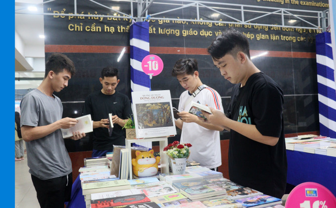 Sinh viên tham quan triển lãm, trưng bày các sản phẩm sách. Ảnh: Lê Thúy Hằng - TTXVN Vĩnh Long: Phát triển văn hóa đọc, xây dựng xã hội học tập ảnh 1