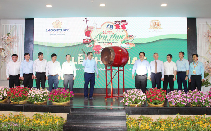 Đại diện Ban tổ chức thực hiện nghi thức khai mạc Lễ hội văn hóa ẩm thực, món ngon Saigontourist Group 2023. Ảnh: Mỹ Phương - TTXVN. Lễ hội Văn hóa ẩm thực, món ngon Saigontourist Group 2023: Quy tụ hơn 350 món ăn vùng, miền ảnh 8