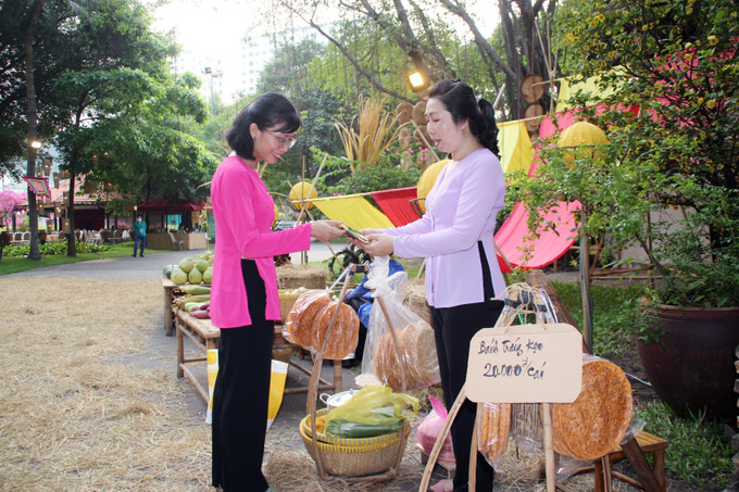 Khu vực tái hiện chợ quê tại Lễ hội văn hóa ẩm thực, món ngon Saigontourist Group 2023. Ảnh: Mỹ Phương - TTXVN. Lễ hội Văn hóa ẩm thực, món ngon Saigontourist Group 2023: Quy tụ hơn 350 món ăn vùng, miền ảnh 2