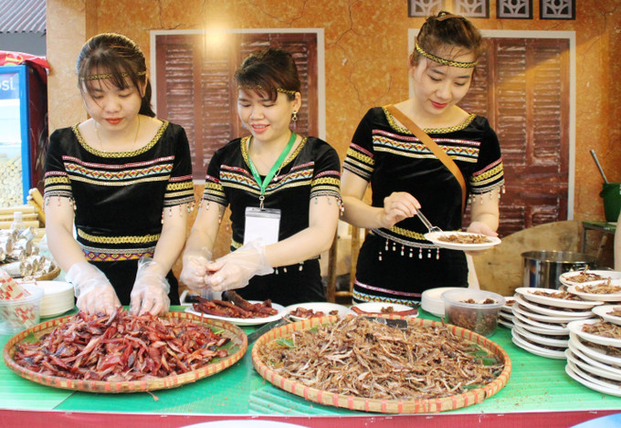 Món ăn đặc sản Tây Nguyên được chế biến tại chỗ phục vụ khách tham quan Lễ hội văn hóa ẩm thực, món ngon Saigontourist Group 2023. Ảnh: Mỹ Phương - TTXVN. Lễ hội Văn hóa ẩm thực, món ngon Saigontourist Group 2023: Quy tụ hơn 350 món ăn vùng, miền ảnh 6